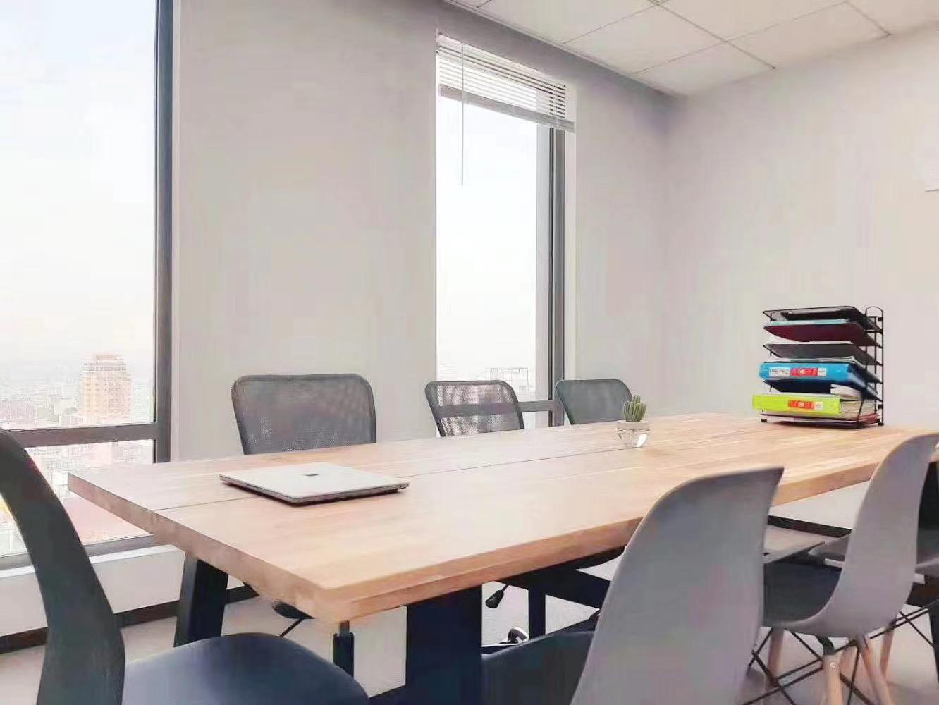 新突破教育 classroom with city view